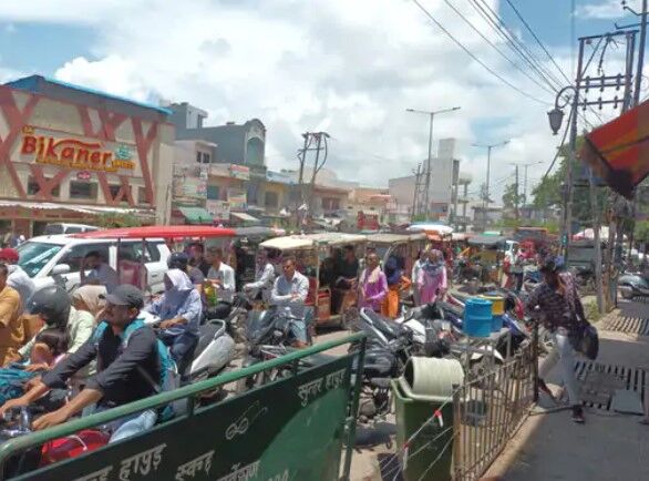 न्यायालय की मांग को लेकर वकीलों में उबाल-दफ्तर की तालाबंदी कर लगाया जाम