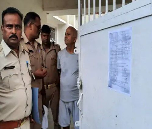 ढोल नहीं मिला तो पुलिस ने टीन के डब्बे से कराई मुनादी- की 82 की कार्रवाई