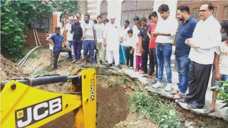 बाबा का बुलडोजर निकला ज्योतिषी-ढूंढ निकाला गायब हुआ प्राचीन कुआं