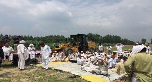 किसानों का हाईवे पर हंगामा- रुकवाया दिल्ली देहरादून राजमार्ग का काम