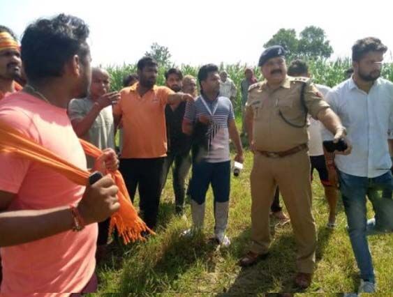 फिर मिले गोवंश के अवशेष तो लोगों ने काटा हंगामा- बैठे धरने पर