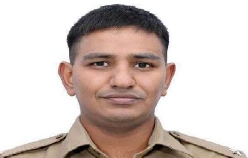 2 साल से फरार एक लाख का इनामी आईपीएस बना पुलिस के लिए पहेली