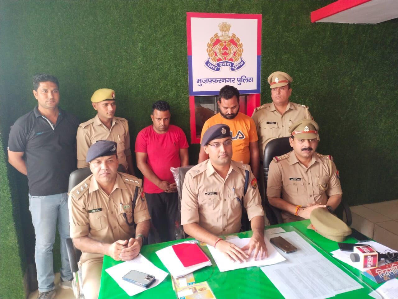 पुलिस के लंबे हाथ्-आखिर नटवरलाल पहुंची ही गए हवालात