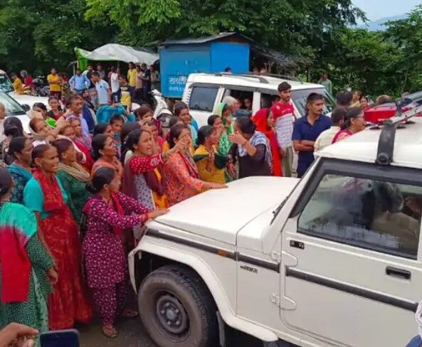 अंकिता भंडारी मर्डर-उबाल खाई भीड ने एमएलए की गाड़ी में की तोड़फोड़