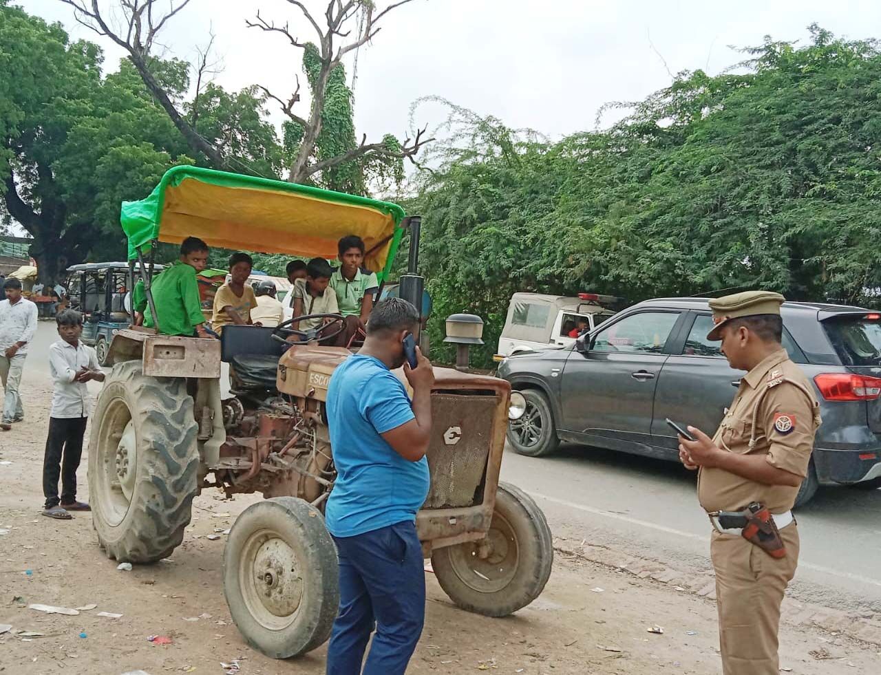 दर्जनभर बच्चों के साथ फर्राटा भर रहे ट्रैक्टर का कटा इतने का चालान