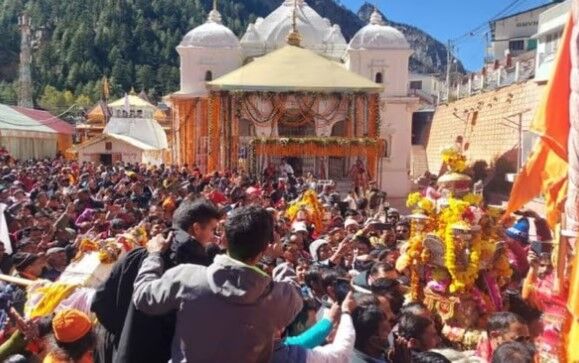 जयकारों से गूंजा मां गंगा का धाम और बंद हो गए मंदिर के कपाट