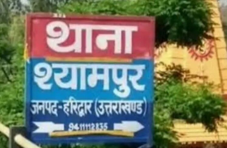 बाइक सवार को बचाने के चक्कर में अनियंत्रित कार खाई में गिरी- 1 की मौत