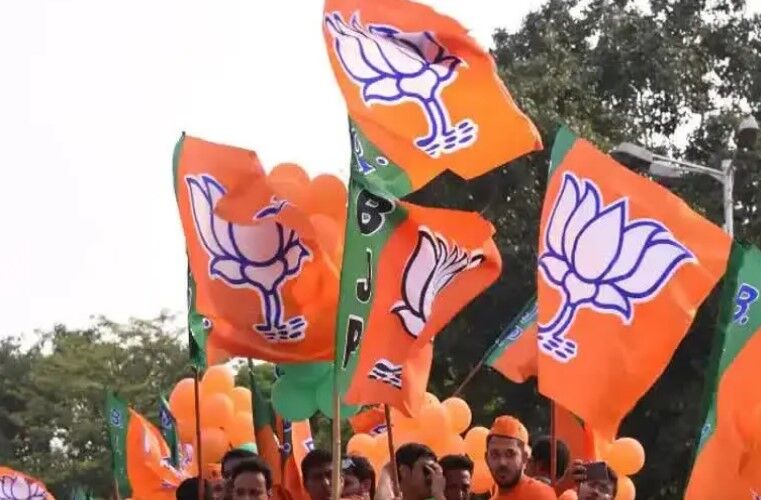 गाएब हुए केजरीवाल के उम्मीदवार पर्चा वापिस लेकर BJP में शामिल हुए मिले