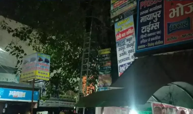 अंगूर की बेटी ने दिखाया असर तो चढ गया पेड के ऊपर-पुलिस की मिन्नते बेकार