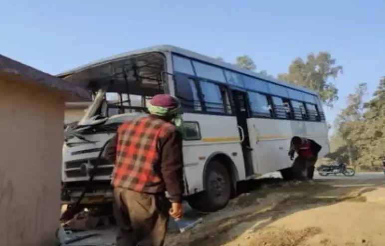 बेकाबू हुई फैक्ट्री की बस चेक पोस्ट में घुसी- कई श्रमिक घायल