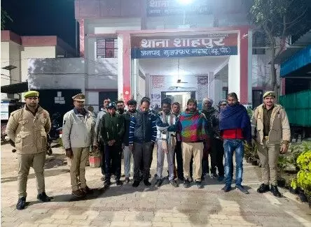 ठंड से निजात पाने को खुले में पी शराब पुलिस ने पहुंचा दिए अब हवालात