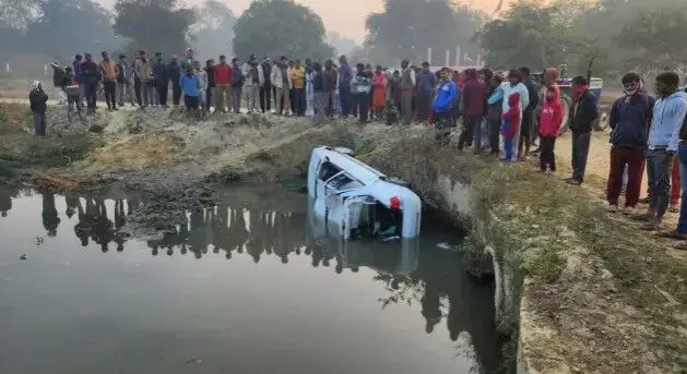 नाले में गिरी तेज रफ्तार सरकारी नंबर की कार- 4 लोगों की मौत