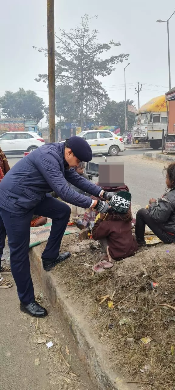 पुलिस के मानवतावादी चेहरे से बच्चों को ठंड से मिली निजात तो बोले....