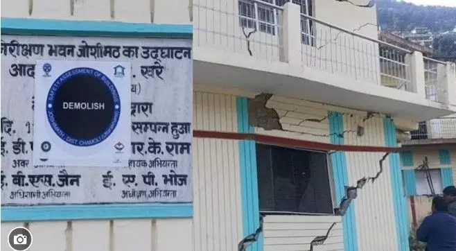 दो होटलों में आई दरार- पीडब्ल्यूडी का गेस्ट हाउस हुआ तिरछा