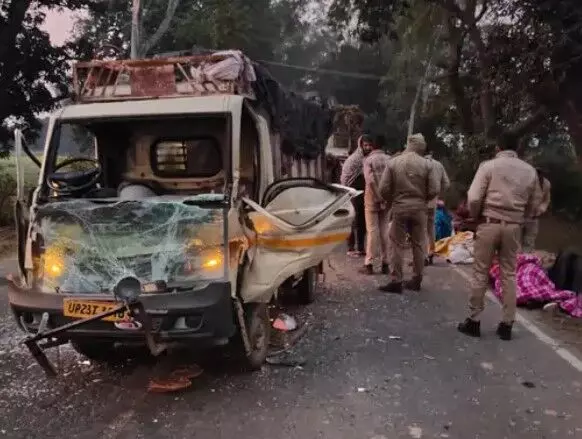 चालक को आई नींद की झपकी- ट्रैक्टर ट्रॉली में जा घुसा छोटा हाथी