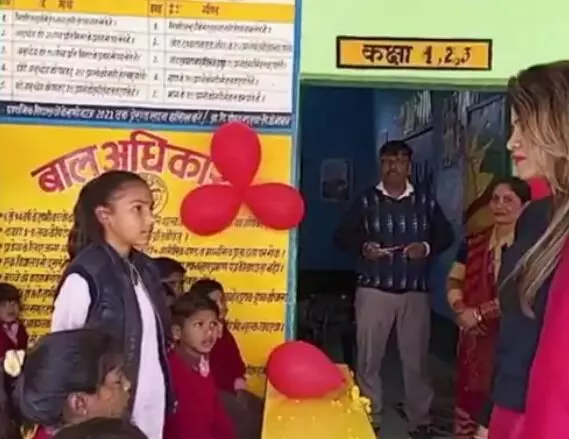 एसडीएम के गिफ्ट से बच्चों को मिला बैठने का साधन-प्रभावित हुए बच्चे