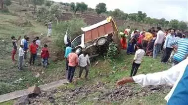 लोडिग वाहन पलटने से एक की मौत, दर्जन लोग हुए घायल- मचा कोहराम