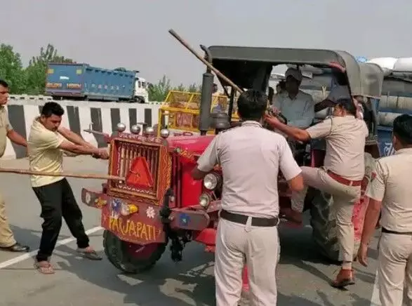 भाकियू का UP हरियाणा बॉर्डर पर हंगामा- हाथापाई कर पुलिस पर ट्रैक्टर...