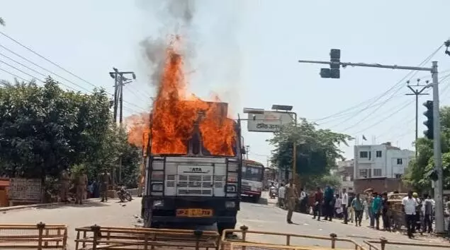 बाइक सवार महिला को ट्रक ने कुचला- ड्राइवर की पिटाई के बाद फूंका ट्रक