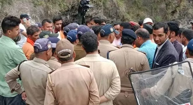 पुरोला में तनावपूर्ण हालात- महापंचायत में जाने पर अड़े लोगों की पुलिस..