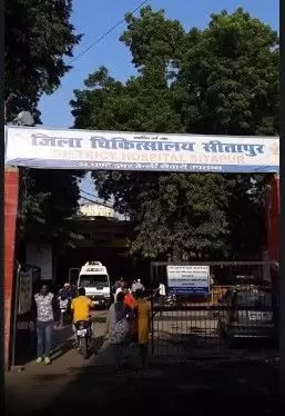 डीएम दफ्तर पर युवक का सुसाइड का प्रयास- नाराज युवक ने पीया..