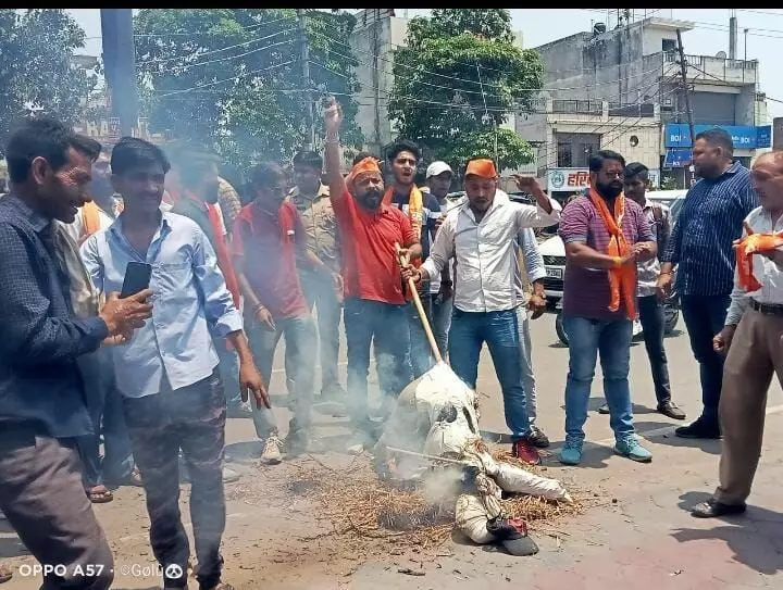 आदिपुरुष विरोध की अब जिले में एंट्री- फूंका सेंसर बोर्ड का पुतला