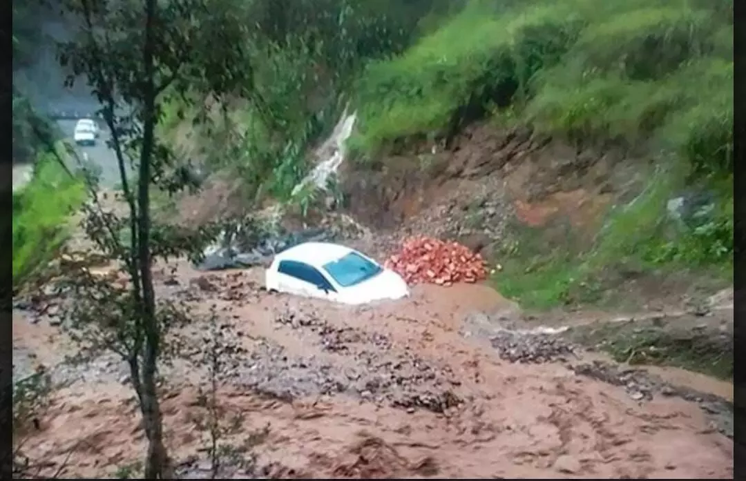 बादल फटने से टूटा बारिश का कहर- बह गई गाड़ियां- 2 लोगों की मौत