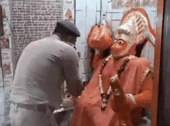 पहले अफसर ने की हनुमान जी की पूजा- फिर मंदिर मजार पर चला बुलडोजर