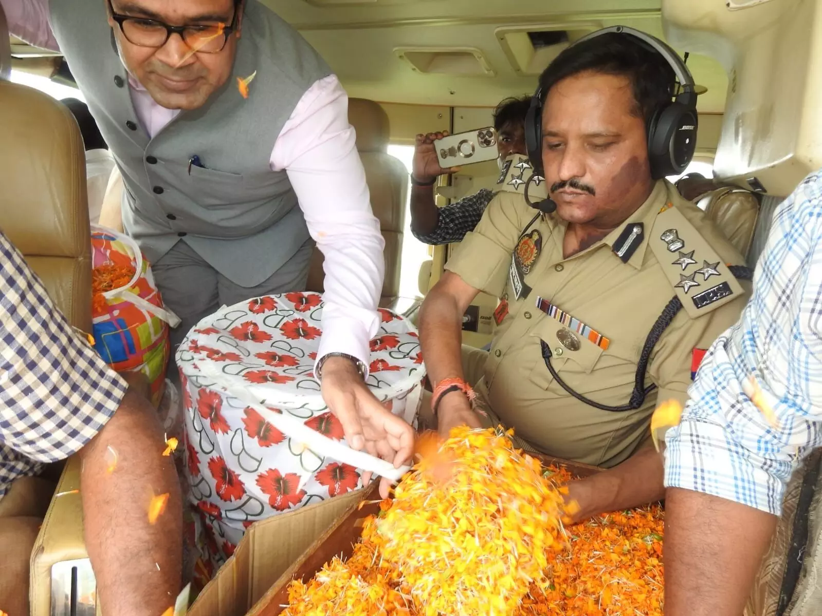 हेलीकॉप्टर से अफसरों ने गंगाजल लेकर लौट रहे शिवभक्तों पर की पुष्पवर्षा