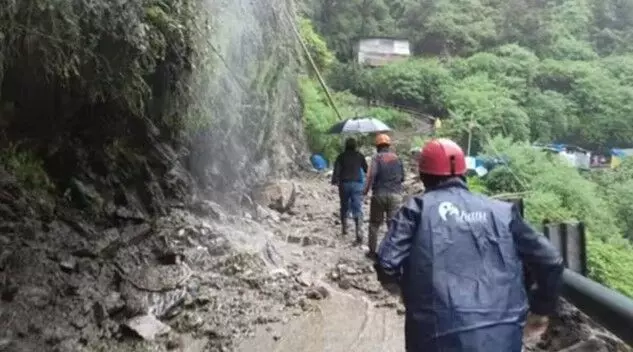 केदारनाथ मार्ग पर भूस्खलन- दर्जनभर लोग लापता- दुकानें भी बह गई