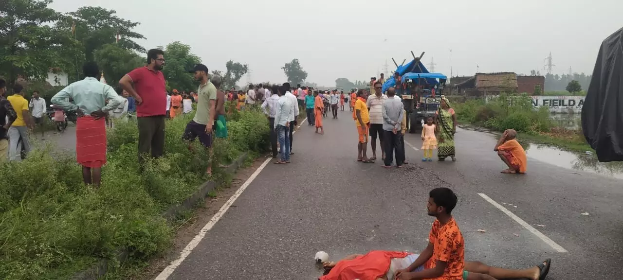 कांवड़िए की मौत से बवाल- शव सड़क पर रखकर लगाया जाम- फोर्स मौके पर