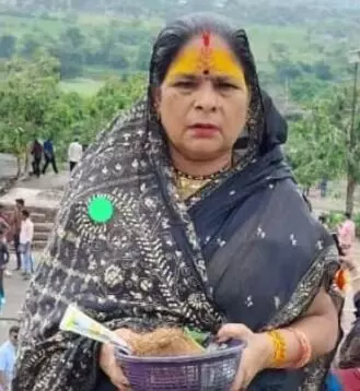 पूर्व मंत्री की पत्नी से लूट- मंदिर में गर्दन पर चाकू रख लूट लिए गहने