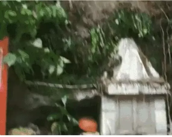 तेज बारिश में ढह गया प्रसिद्ध टपकेश्वर महादेव मंदिर का हिस्सा