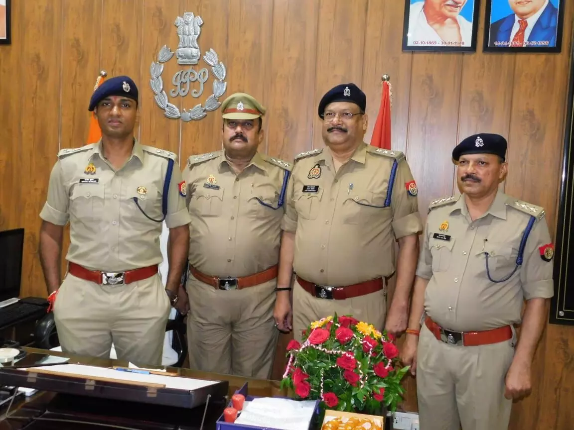 डिप्टी एसपी बने तीन इंस्पेक्टर के कंधों पर SSP ने लगाए नए स्टार