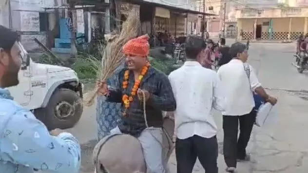 सरपंच को गधे पर उल्टा बैठाकर पूरे गांव में घुमाया- वीडियो वायरल