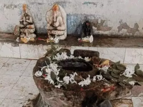 नहीं मिली मनचाही दुल्हन तो मंदिर से शिवलिंग को ही चोरी कर ले गया