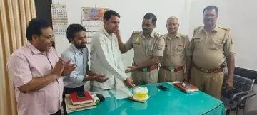 SP नेता के भाई के जन्मदिन का थाने में कटा केक तो इंस्पेक्टर पर गिरी गाज