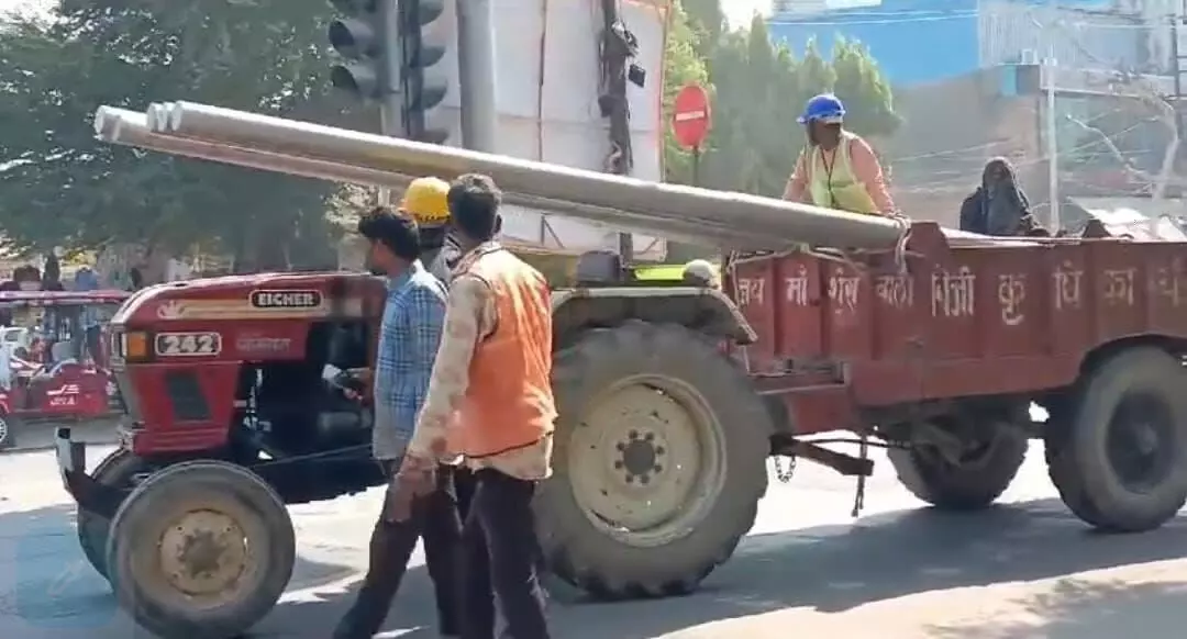 बिना ड्राइवर सड़क पर दौड़ा ट्रैक्टर, वायरल हुई वीडियो