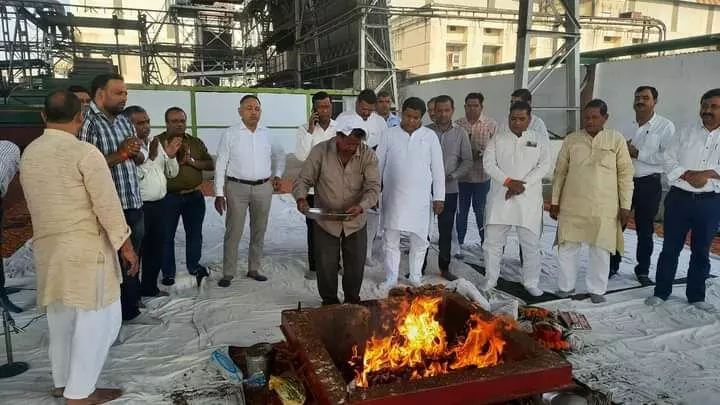 त्रिवेणी चीनी मिल ने मारा मैदान- पेराई सत्र शुरू- चिमनियों से निकला...