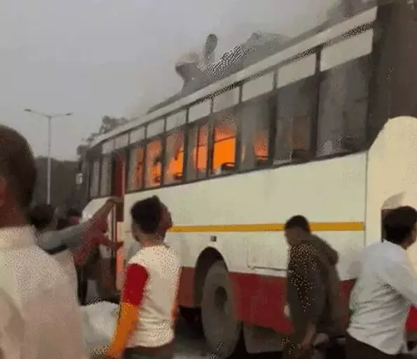 चलती बस बनी आग का गोला- जान बचाने को चलती बस बस से कूदे यात्री