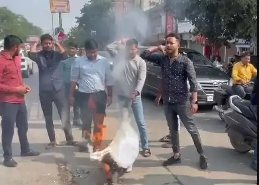 बयान से नाराज युवाओं ने जलाया स्वामी प्रसाद का पुतला- अखिलेश भी..