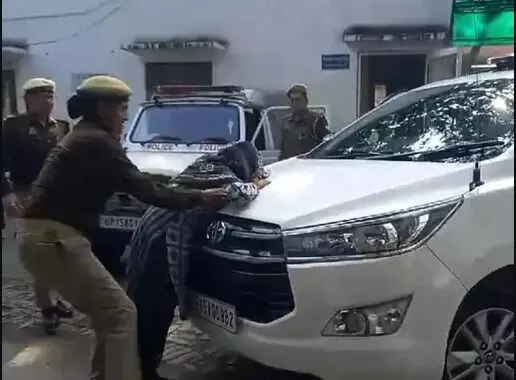 SSP की गाड़ी के आगे लेट गई महिला- बोली थाने में नहीं हो रही सुनवाई