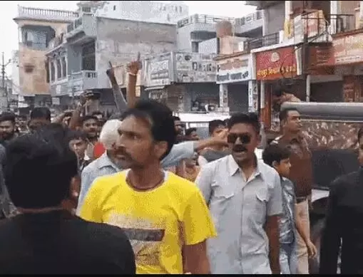 पथराव में घायल बेणेश्वर धाम के महंत हायर सेंटर रेफर- विरोध में बाजार..