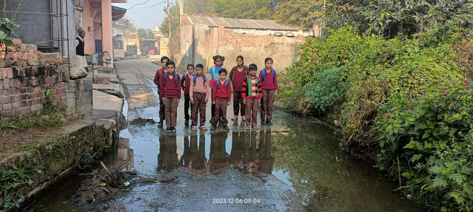 तालाब पर हुए अवैध कब्जे ने लोगों का रास्ता रोका- बच्चे गंदे पानी..