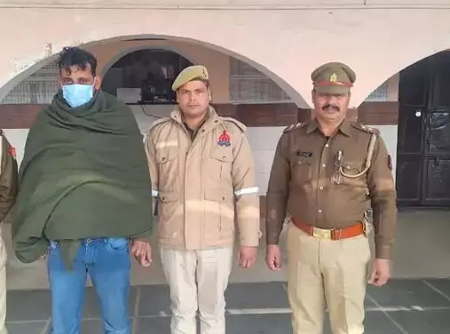 ग्राम प्रधान के घर में छिपे गैंगस्टर को पकड़ने गई पुलिस पर हमला