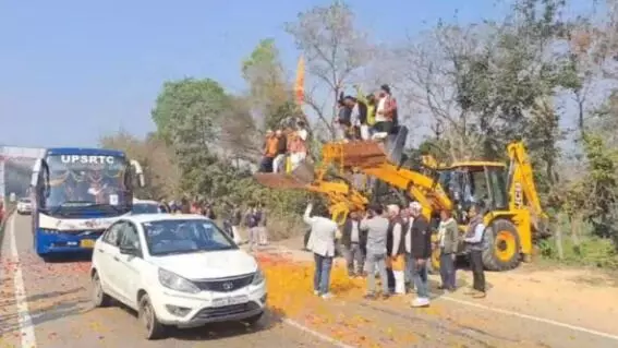 मंत्रियों विधायकों के अयोध्या दर्शन में बुलडोजर की एंट्री- बरसाए फूल