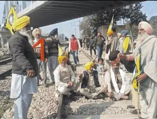 किसानों का दिल्ली कूच- रेलवे ट्रैक जाम- टोल प्लाजा कराएं फ्री