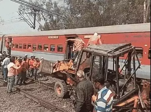 रेलवे फाटक पर हुआ हादसा- एक्सप्रेस ट्रेन से टकराई JCB के उड़े परखच्चे