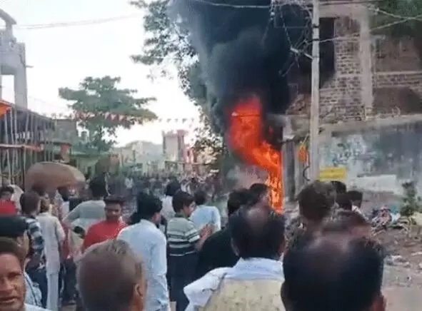 धूं धूं करके जली फुटवियर शॉप- दंपति समेत दो बच्चे झुलसे- महिला गंभीर