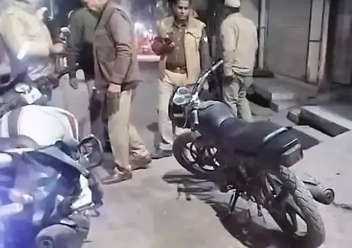 आतिशबाजी करने से मना करने पर पुलिसकर्मियों को दौड़ा दौड़ा कर पीटा